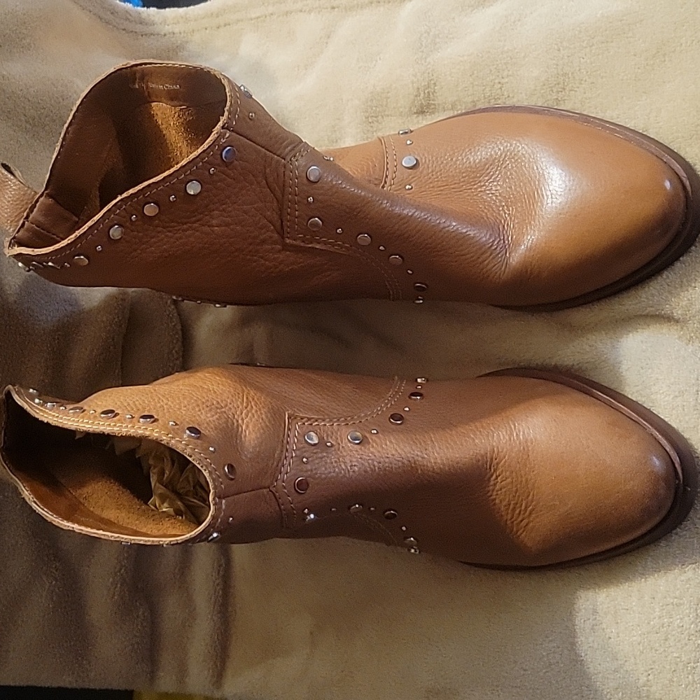 Womans Dolce Vita Ankle boots, size 71/2.